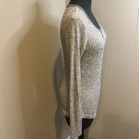 Mystree heather gray super soft & stretchy thermal scoop neck henley. Small. - Picture 3 of 6